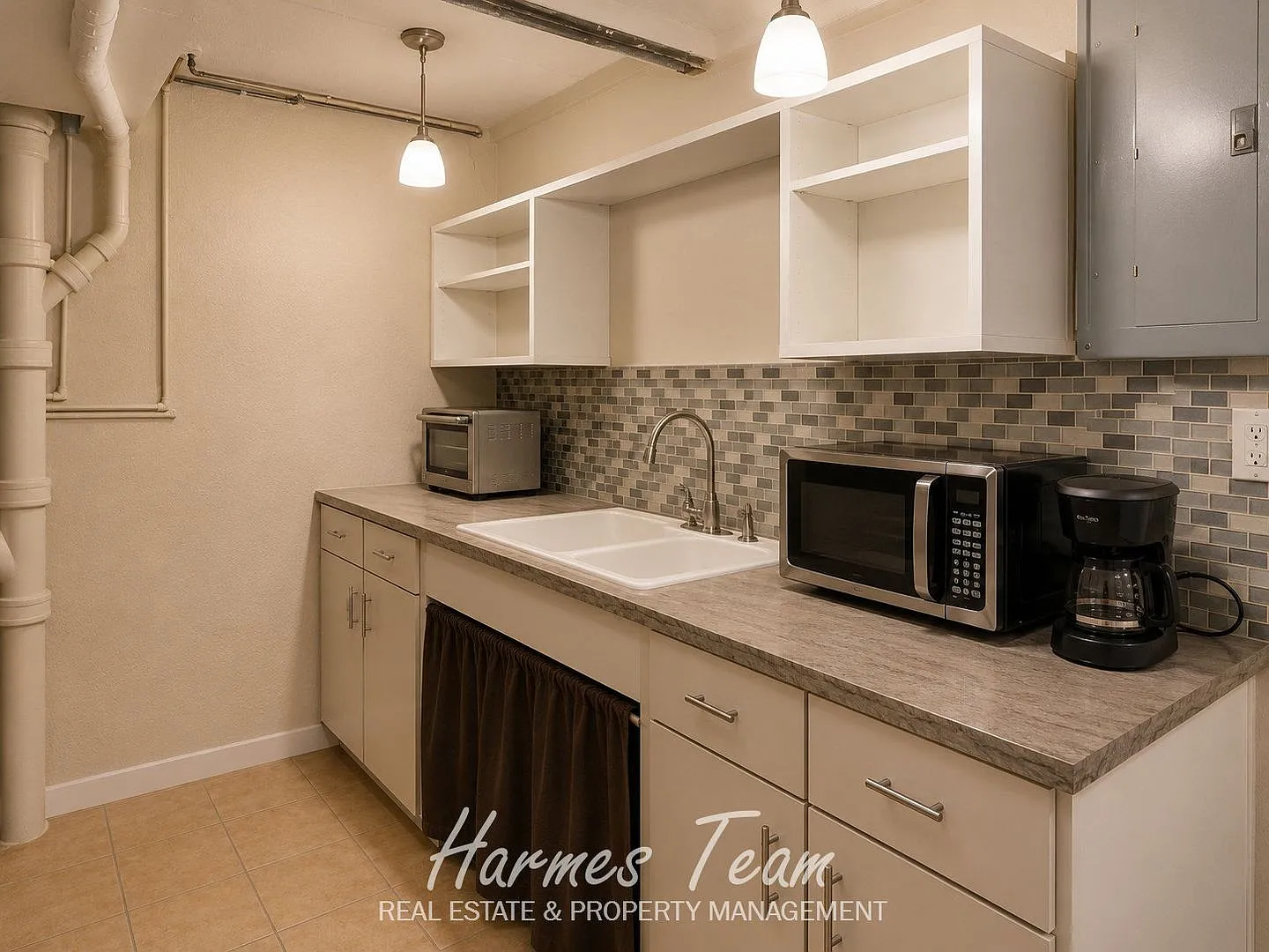 Spacious Basement Apartment with Private Entrance, Full Kitchen & In-Unit Laundry — Photo 1