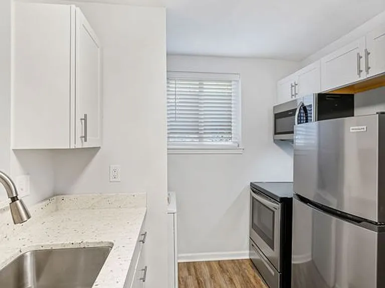2557 Hackberry St #2 — Photo 6