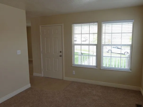 7 bed, 3.0 bath, 2617 sqft, $2,700 — Photo 4
