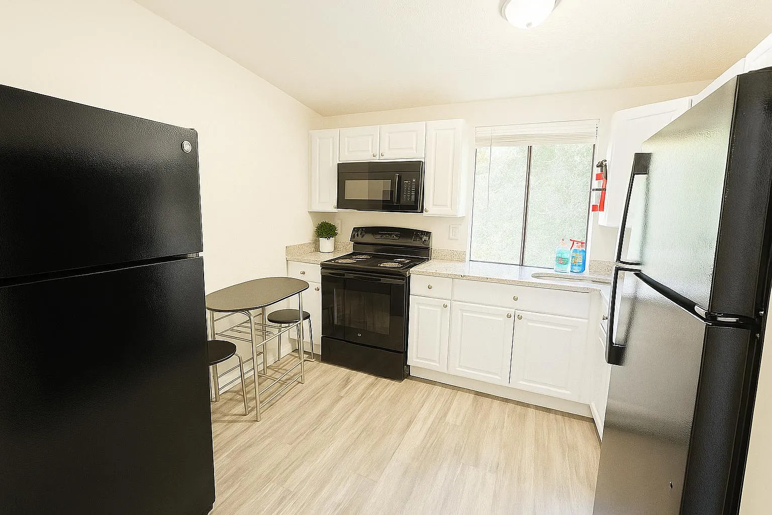 4 bed, 4.0 bath, 2100 sqft, $585 — Photo 2