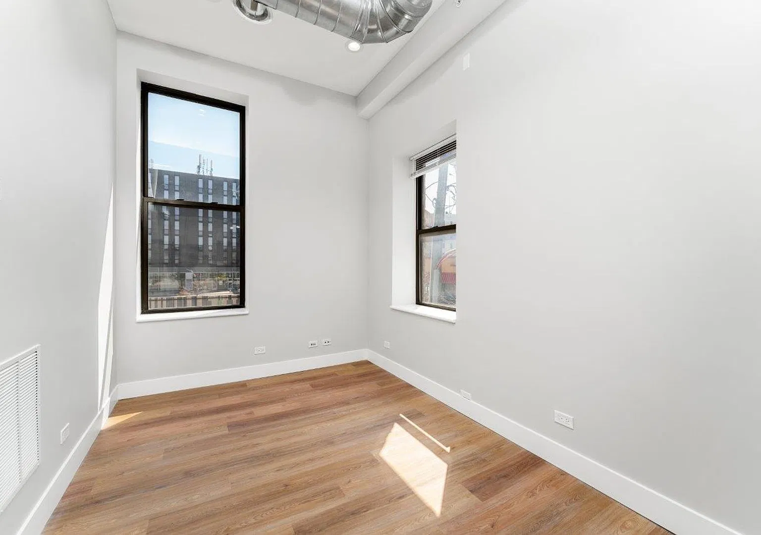 Brand New Luxury Apartments in Edgewater Steps from Loyola & the Lake! — Photo 3