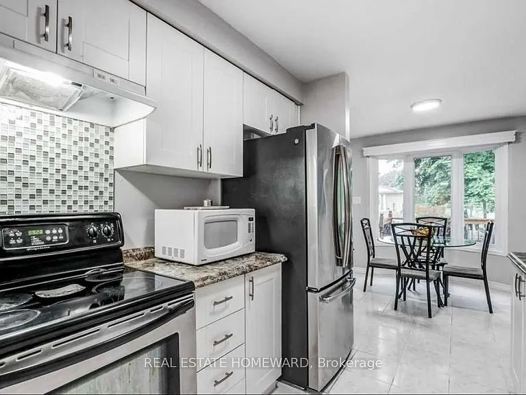 2336 Malcolm Cres — Photo 9