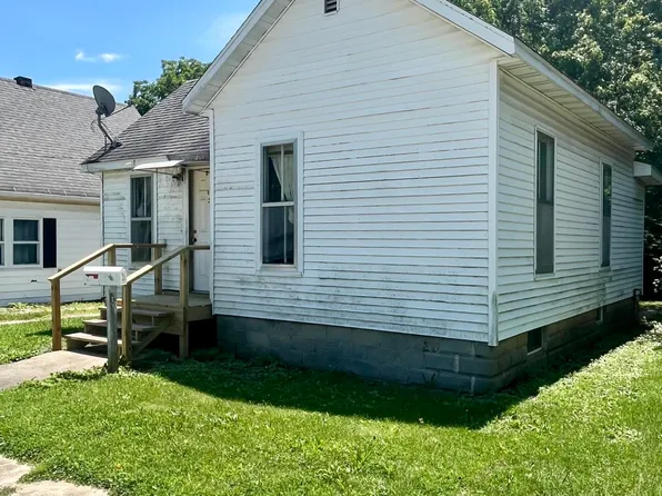 610 E Gandy St, Taylorville, IL 62568