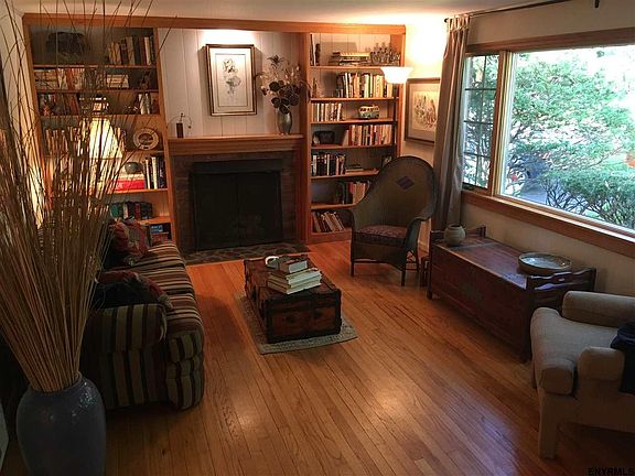 4th image of 8 Sherwood Ln