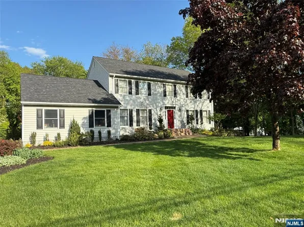74 Van Blarcom Ln, Wyckoff, NJ 07481