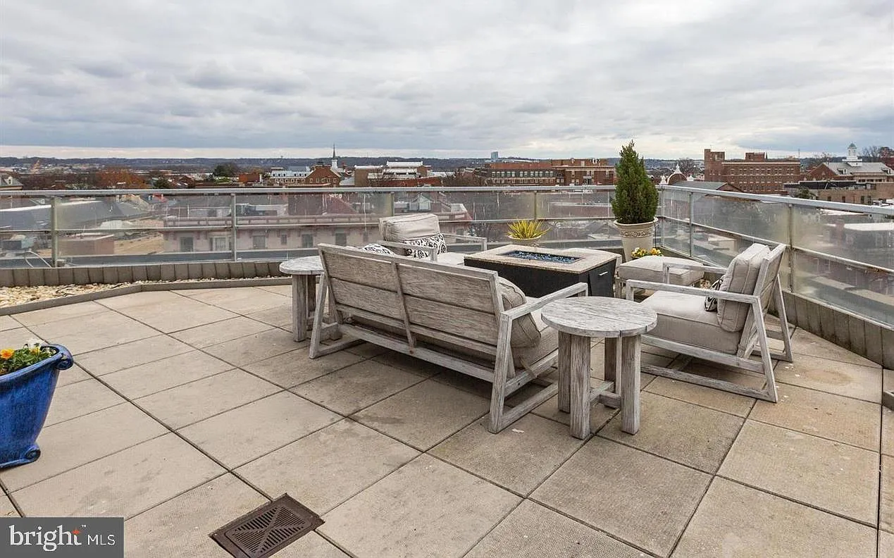 1 bed, 1.0 bath, 631 sqft, $2,567 — Photo 1