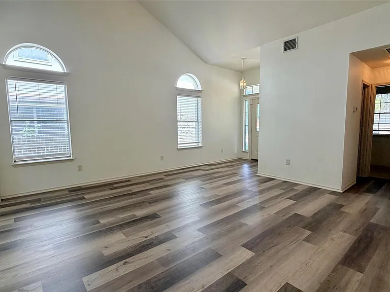 1005 Traci Michelle Dr — Photo 3
