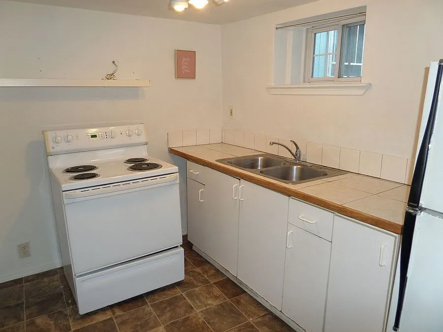 Cute LARGE Studio + Den Unit in Great West Seattle Location! — Photo 2