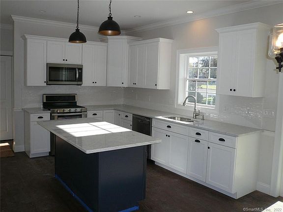 3rd image of 675 Oak Bluff Ave