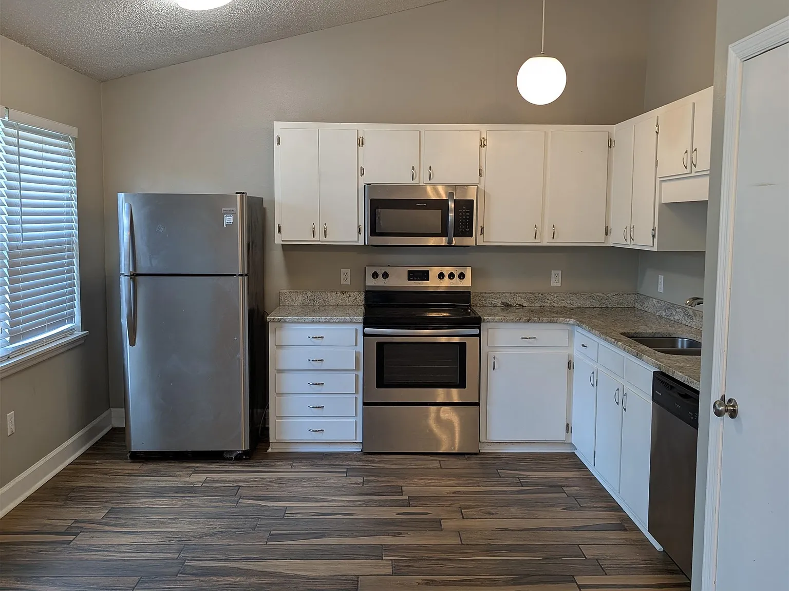 2 bed, 902 sqft, $1,300 — Photo 4