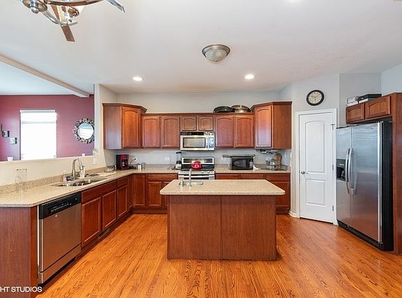 5th image of 2832 Chayes Park Dr
