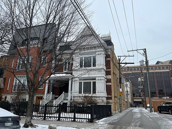 2nd image of 824 W Oakdale Ave