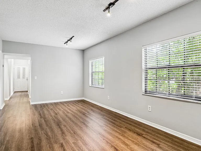 411 S Willow Ave — Photo 12