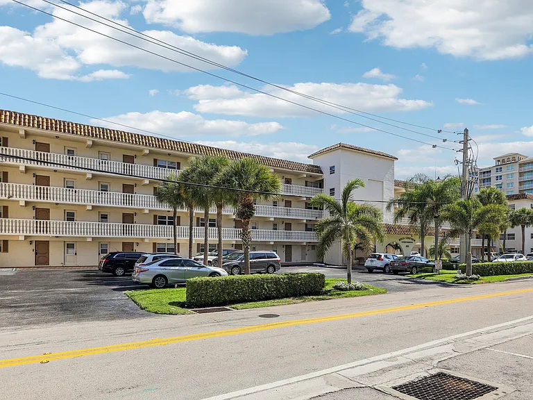200 E Royal Palm Rd — Photo 4