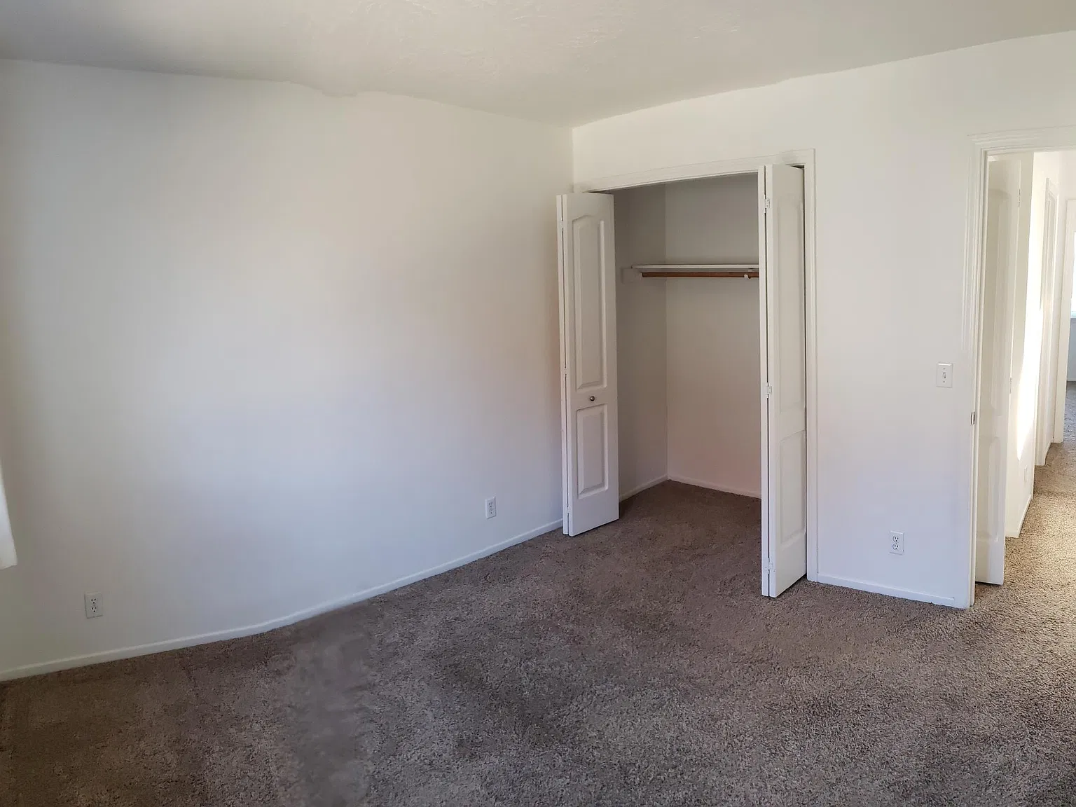 3 bed, 1.5 bath, 1200 sqft, $1,800 — Photo 3