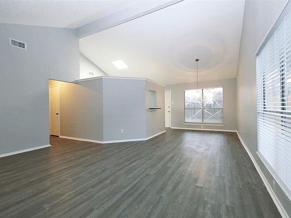 4th image of 2011 Highcrest Dr