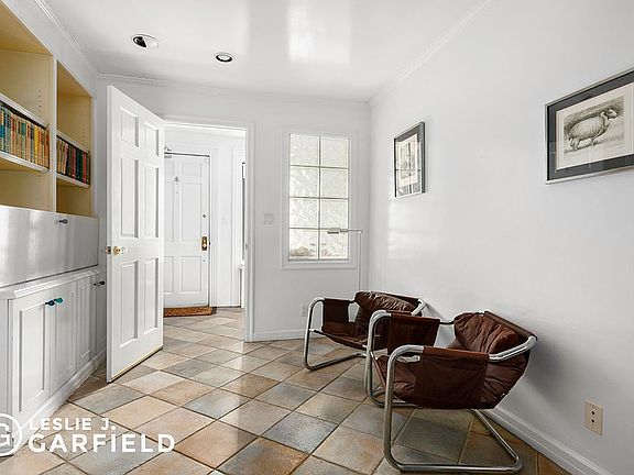 3rd image of 224 E 68th St