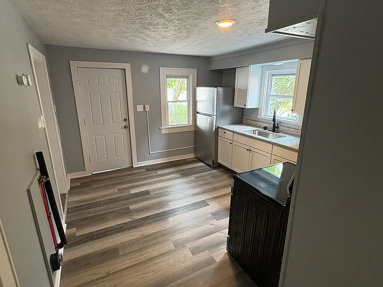 108 E Walnut St — Photo 5