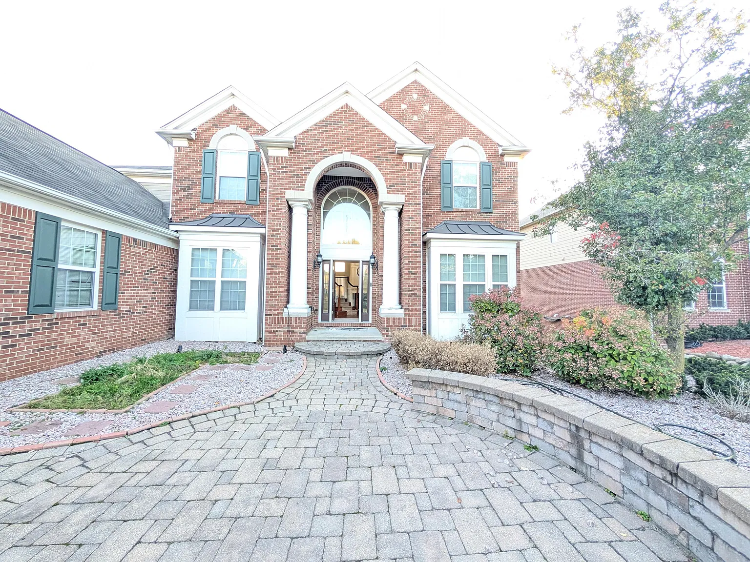 5 bed, 5.0 bath, 4857 sqft, $4,800 — Photo 1