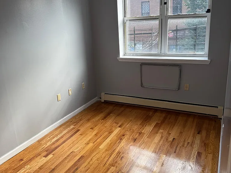 E 181st St — Photo 14