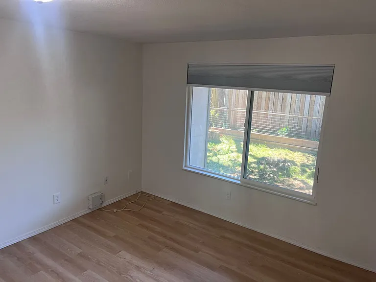 2583 NE Crocus Ct — Photo 9