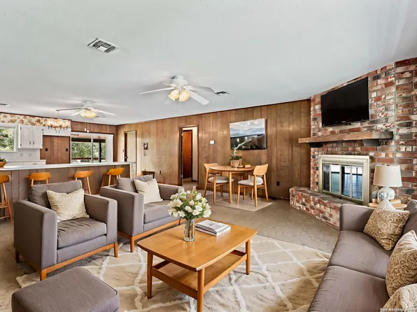 1706 Hickory St, Floresville, TX 78114