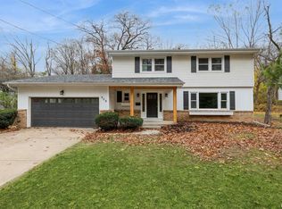 908 6th St, Bettendorf, IA