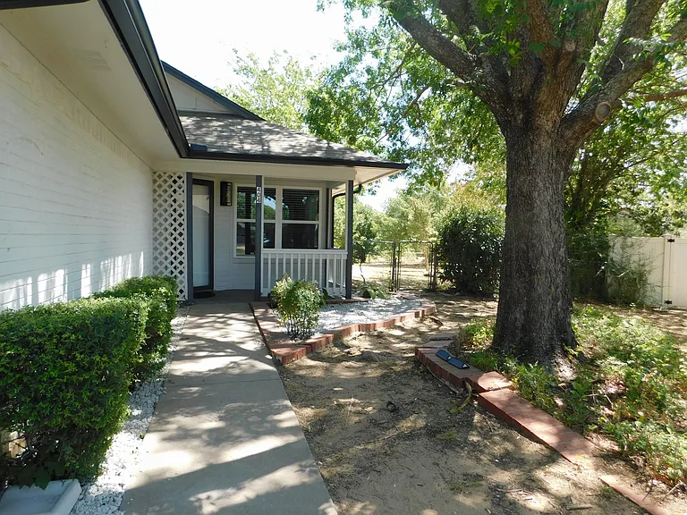 404 Woodson Cir — Photo 3