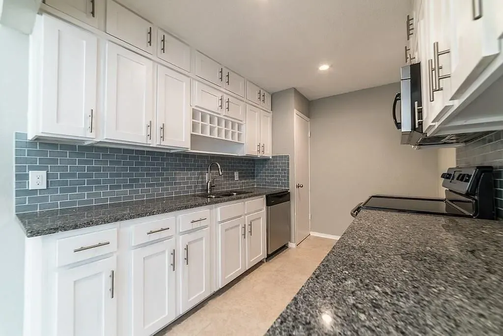 2 bed, 1054 sqft, $1,750 — Photo 2