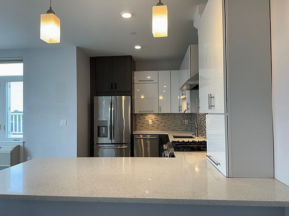 4th image of 18 Cliveden St #604