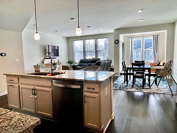 3rd image of 4872 Broomfield Way