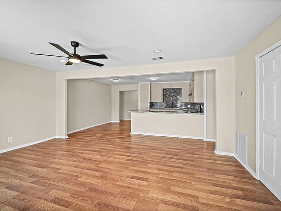 4th image of 10621 Lane St