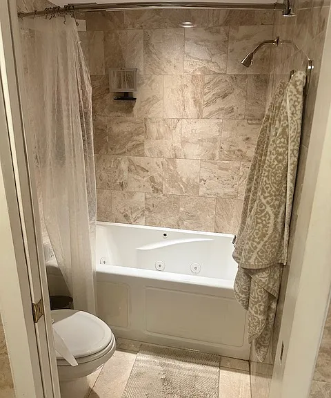 Primary Bedroom Ensuite bath with jetted tub