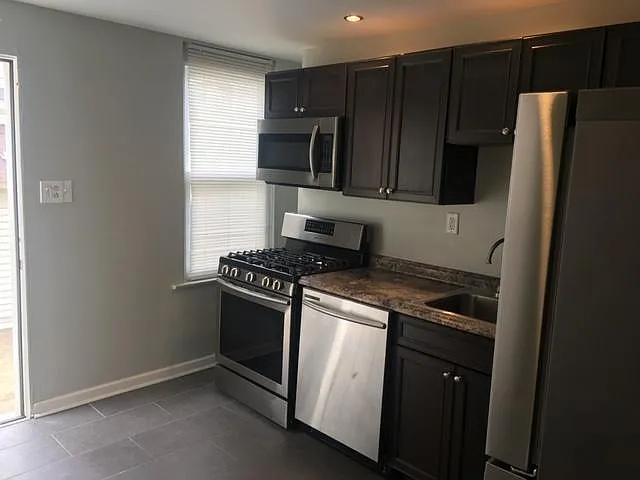 2 bed, 1000 sqft, $1,595 — Photo 4