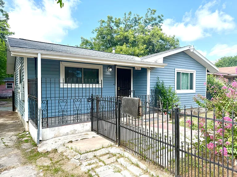 1820 W Southcross Blvd — Photo 1