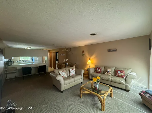 139 Foxfire Dr APT 304, Mount Pocono, PA 18344