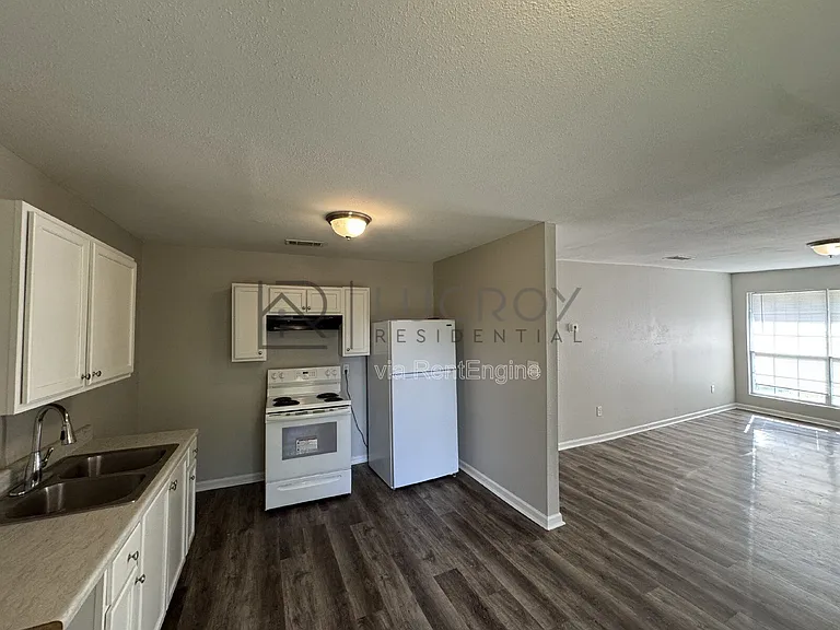227 Lawrence Rd — Photo 3