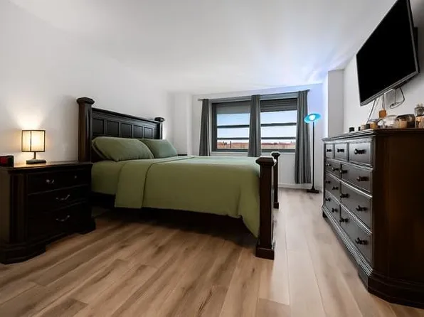 61-20 Grand Central Pkw image 13 of 15