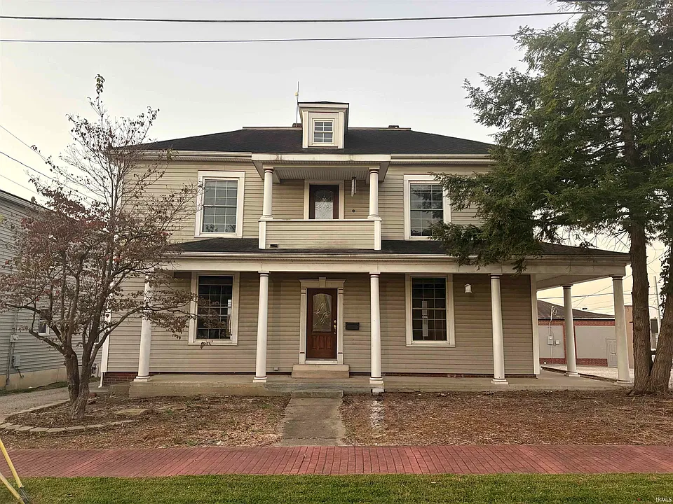 207 E 4th St