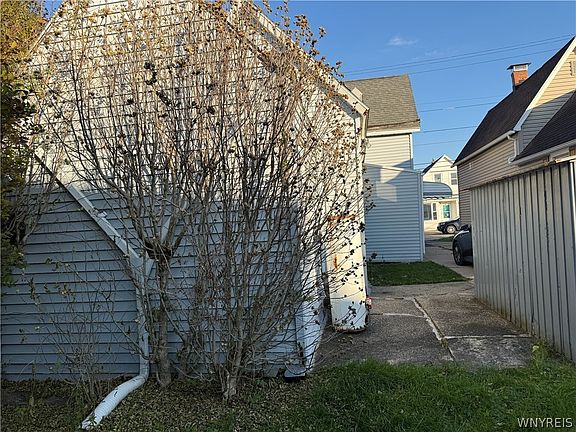 4th image of 194 Halstead Ave