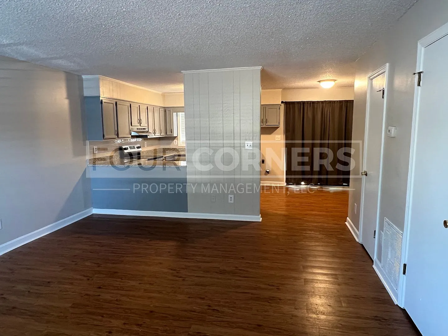 Renovated Spacious 2 Bedroom 1.5 Bath Townhome — Photo 2