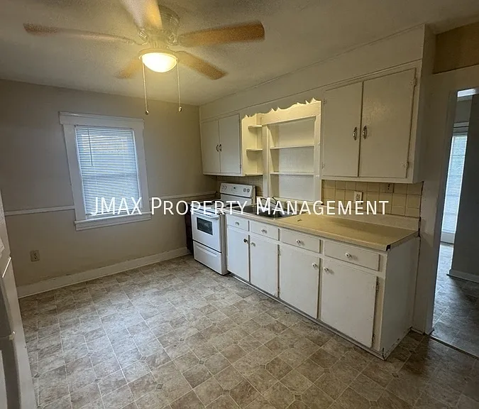 1624 Redwood Rd SE — Photo 3
