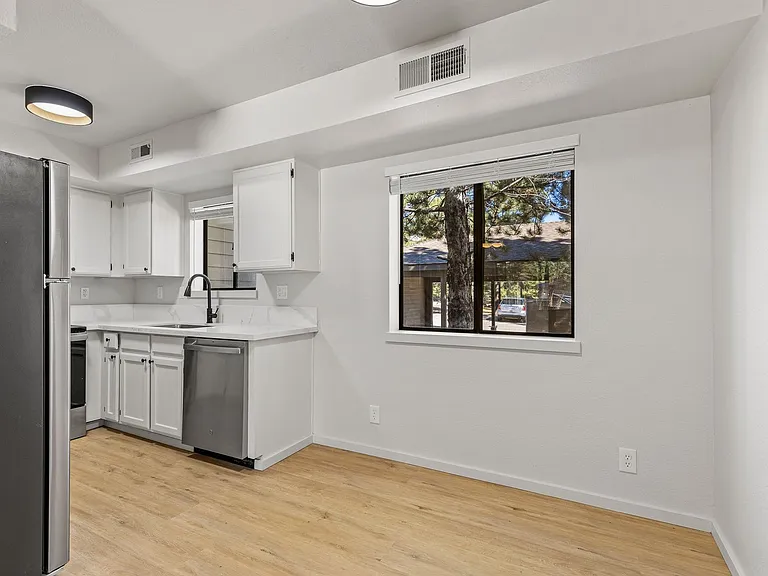 3325 E Lockett Rd — Photo 6