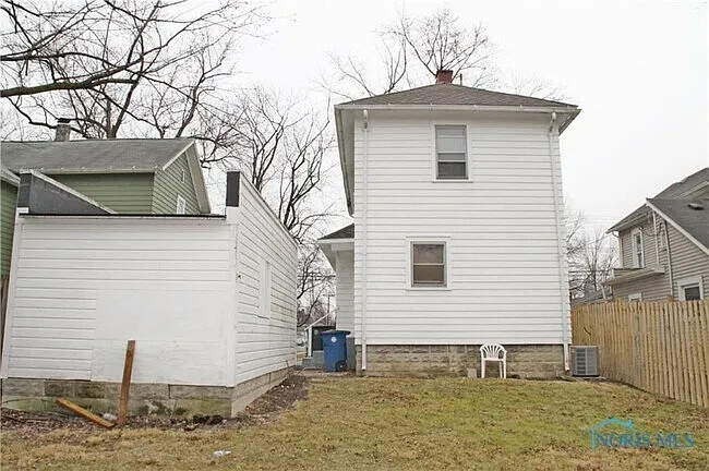 343 N Grove St — Photo 3