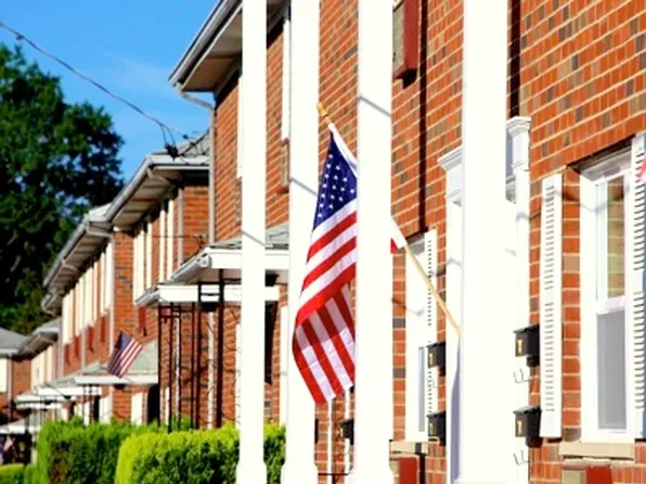 Swan Court Apartments