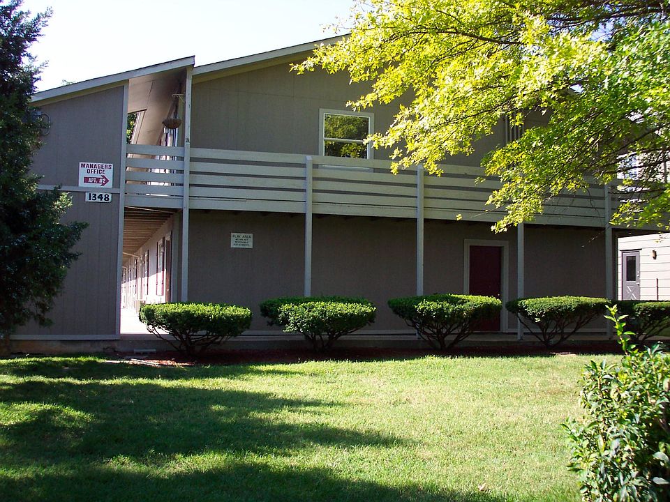 McDaniel St Apartments