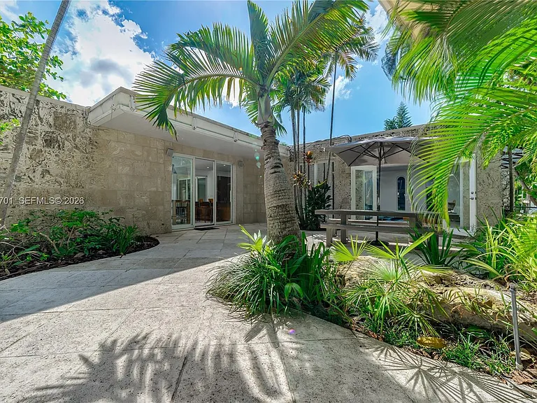 111 S Hibiscus Dr — Photo 7