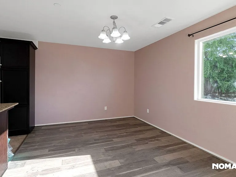 530 Hall St — Photo 9