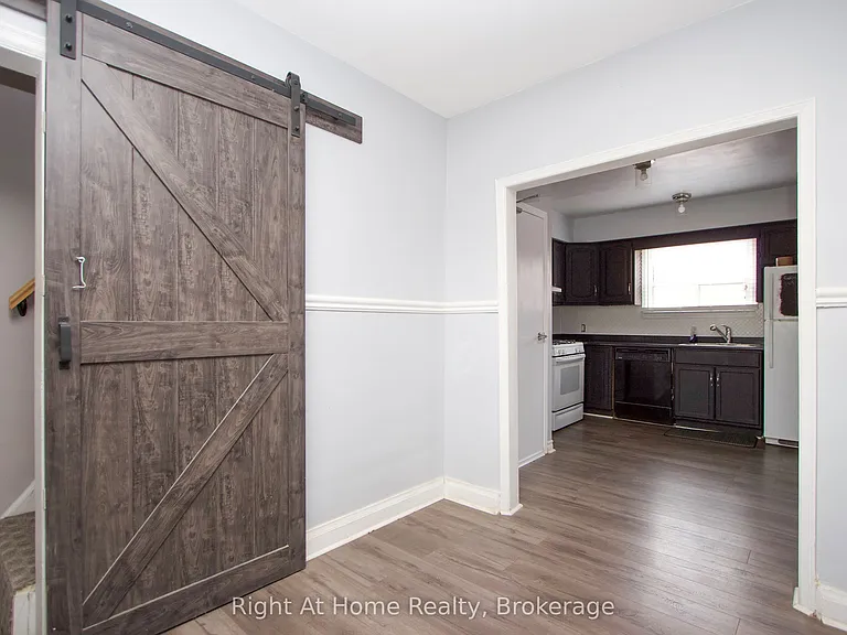307 Vimy Ave #MAIN — Photo 10