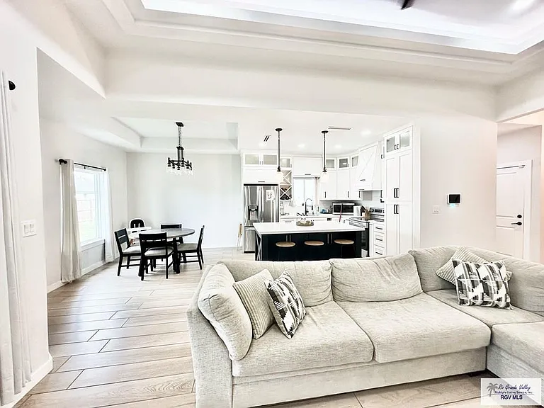 401 Tamarindo Ln — Photo 7
